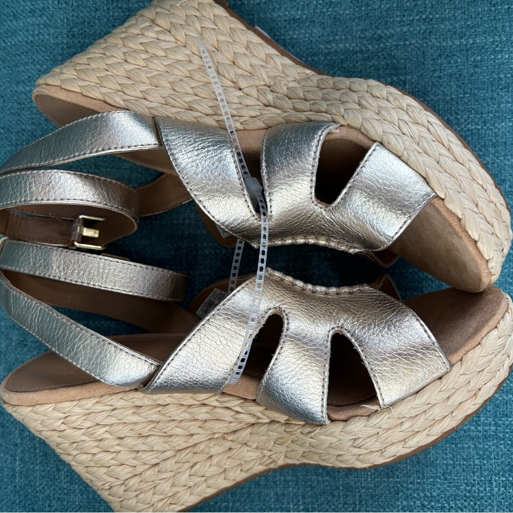 BRAND NEW UGG careena platform sandal in gold metallic, size 8 - Picture 11 of 11